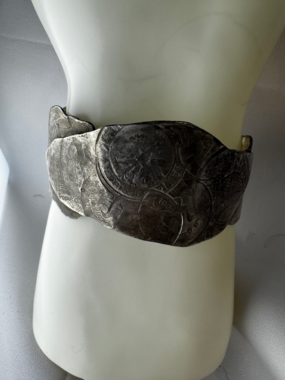 ヴィンテージ　銀製カフブレスレット(彫刻模様)