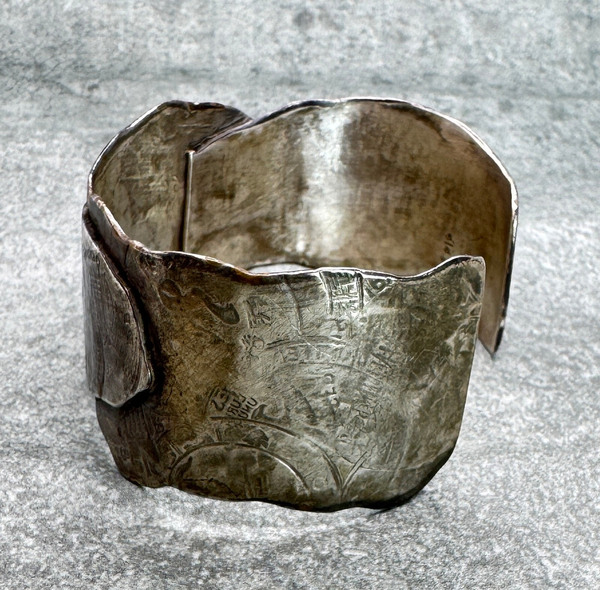 ヴィンテージ　銀製カフブレスレット(彫刻模様)