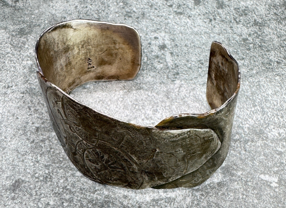 ヴィンテージ　銀製カフブレスレット(彫刻模様)